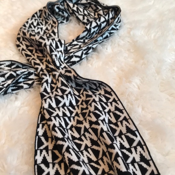 Michael Kors Scarf ⛄️ - Picture 2 of 5